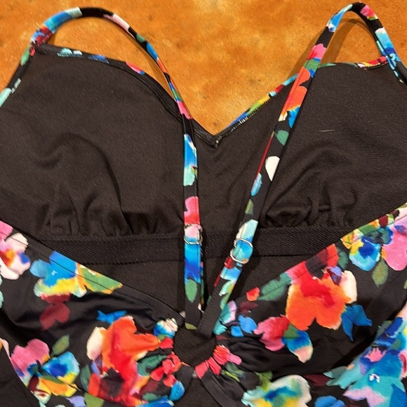 Nwt one piece swimsuit size large. Has a small cut out in back. - Picture 5 of 7